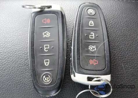 2017 Ford Escape Titanium z USA, uszkodzony, nr VIN 1FMCU9JD2HUD71023